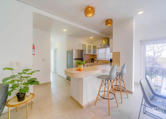 Walk To 5th Ave & - Pools, Balcony & Parking *