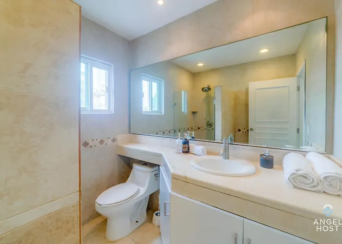 Walk To 5th Ave & - Pools, Balcony & Parking *