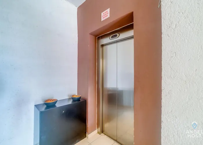 Walk To 5th Ave & - Pools, Balcony & Parking *